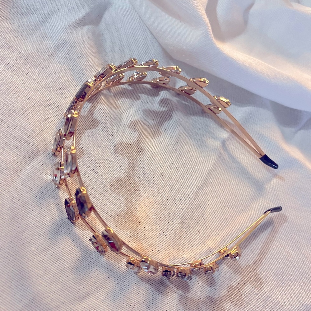 Elegant Gold Hairband with Gem Accents